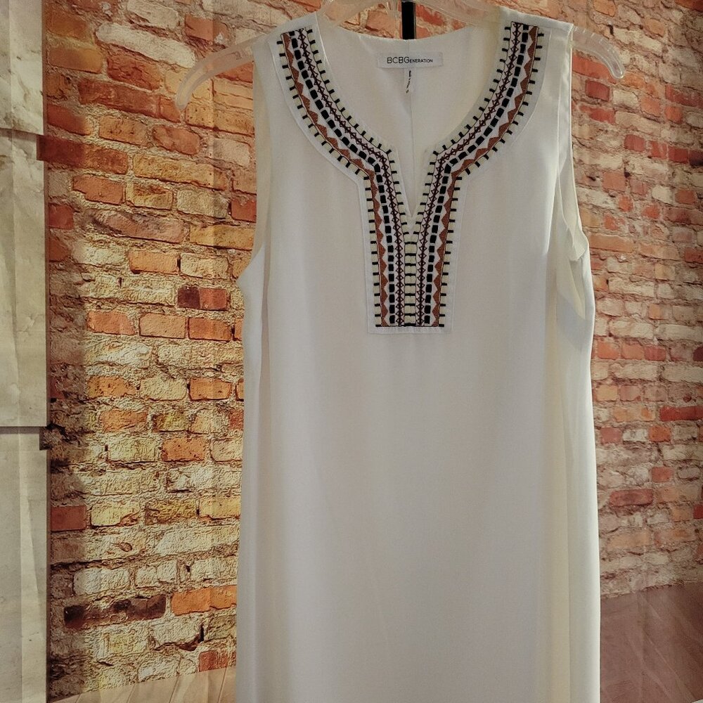 BCBG WHITE A LINE BABY DOLL DRESS